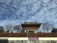 12:10
総持寺
総持という寺名は皆様の願いを総て持ち備えた仏様のお寺という意味なんですって
ありがたい、ありがたい

これは総持寺のHPからです
知らなかったのでコピペしました
｢観音様は姿を33に変えられ、我々を救われる｣と観音経に説かれています。この御経により西国三十三所観音霊場は開創されました」