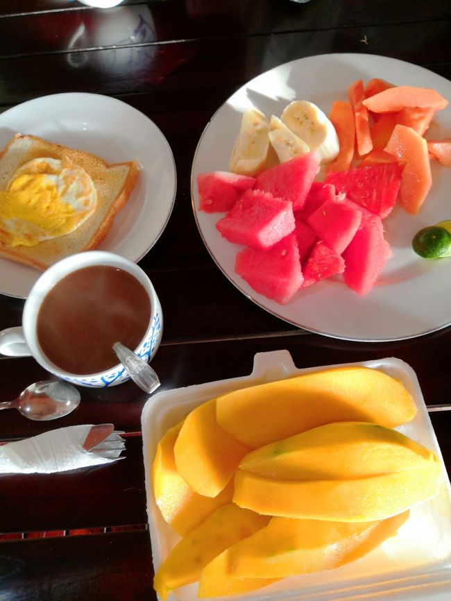 道端のオバちゃんからマンゴーを20,000Rpで買いました。