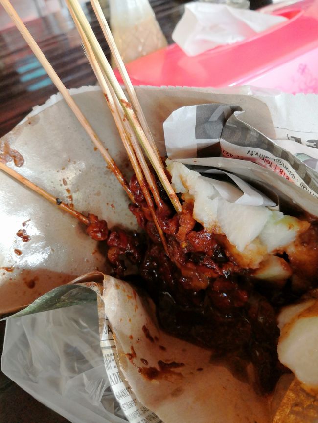 サテアヤム10本　ロントン（うるちの餅様）<br />この量で10,000Rp<br />サテは道々歩き食べしてますので、少なくなってますね<br />　あはっ　(*^-^*)