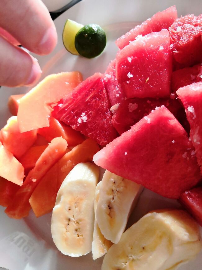 プリライの朝食時の果物　クサンバの塩をかけます