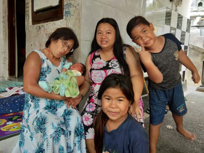 MONAさんとお兄さん＆お姉さん（双子だよ～ん）<br /><br />翌日、この男女ツインズがサヌールまで送ってくれました。<br />ドライバーはモナの夫、ツインズのお父さんです(*^-^*)<br />多分、次回2020年ゴールデンウィークには空港まで<br />迎えにきてくれると思います（有料ですよ、もっちろん）。<br />