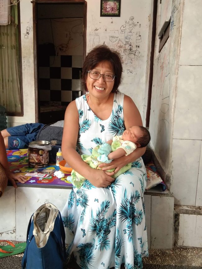 さっそく、お家へお見舞いに行ってきました。<br />帝王切開でも２泊３日の入院で帰宅できるそうです。<br />Σ(￣□￣|||)<br />生後5日のnyomanくんです。<br />赤ちゃんって不思議<br />抱っこさせてもらうと自然に笑顔になっちゃいます。<br />