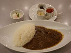 ここの海自カレーは、護衛艦うみぎり。食べた瞬間に牛の濃厚なうまみがブワーッと香ってきて、高級感があふれる味わい。命を懸けた任務に就いた隊員が、もしかしたら、これが人生最後の食事になるかもしれないと思って食べても納得できる。想像力を働かせるとそんなカレーにも思えてきます。