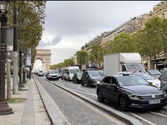 凱旋門を後にしてシャンゼリゼをホテル方向へ戻ります。
Avenue des Champs-Elysees

この後は動画しか撮っていないので動画からスクリーンショットしました。

静止画を切り出した元の動画はこれです（iPhoneで撮影しています）
https://youtu.be/UR7T0M9eBCM
ーーーーーご参考ーーーーー
Macで動画から静止画をスクリーンショット(切り出す)する方法です。

Command+shift+4を同時に押すとマウスのカーソルの矢印が十文字に変わります。
十文字でスクリーンショットしたいエリアを指定します。
指定の場所に画像を保存します。（４Tにアップする場合は「写真」に入れたほうが作業がスムースです。