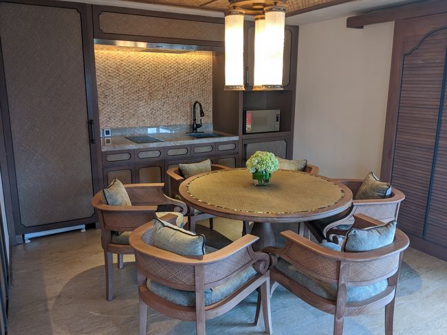 リビングの隣にダイニングキッチン。<br />IHコンロや電子レンジ、大きな冷蔵庫があります。家です。家。