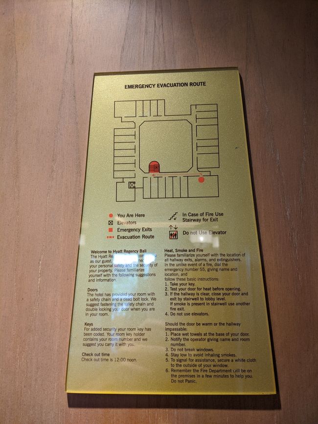 まずは避難経路をチェック。(笑)<br />オレンジの●の部屋が私たちの泊まる部屋です。<br />中庭を囲むように部屋が配置されています。<br />これで見てもどこの部屋よりも広い事が分かります。すごいや！