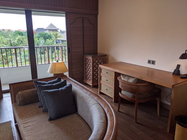 リビングの隅にはデスクもあり、書き物なんかもできます。<br />が、私たちはお菓子置き場に使ってました。(笑)