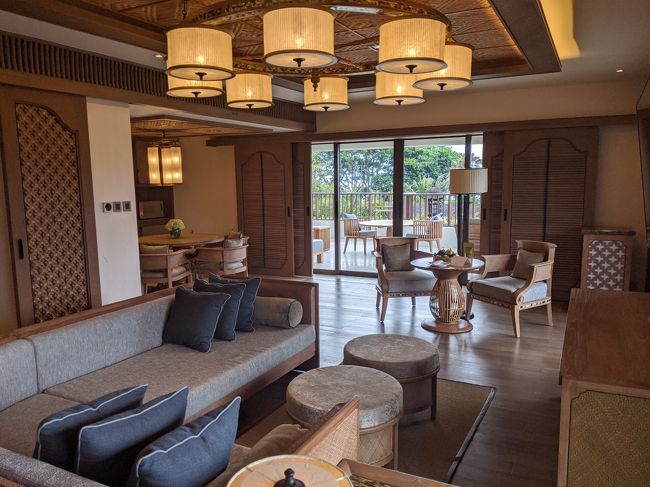 リビングとダイニングキッチン、奥に見えるのは広い広ーいバルコニー。<br />81m2だそうです、この部屋。我が家より広かったりして。(笑)