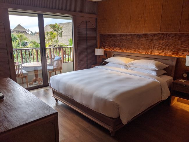 バスルームから振り返るとベッドルーム。<br />小さなバルコニーがあります。