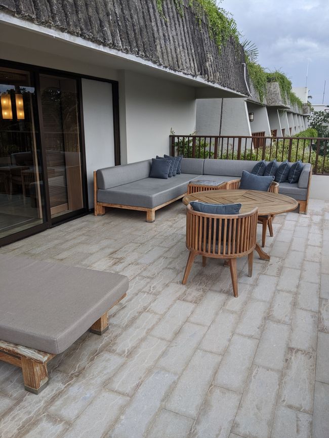 こちらがバルコニーです。<br />L字のソファーとデイベッドが2台。<br />もうね、どう使っていいやら。(笑)