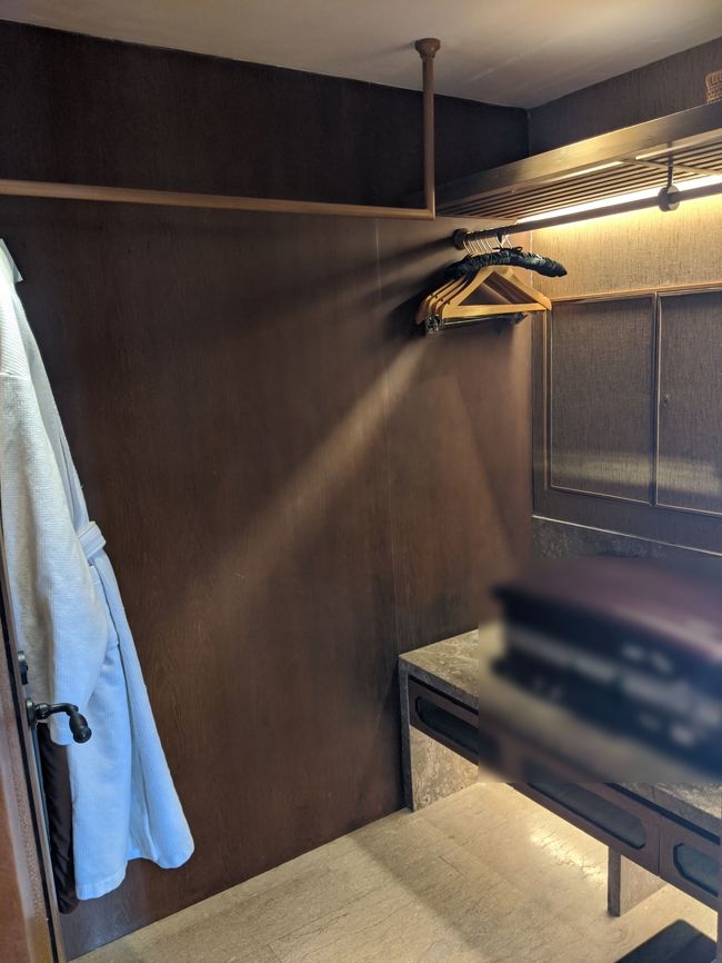 ベッドルームとリビングの間にはクローゼットがあります。<br />トランク一つだから場所が余ってる。(笑)