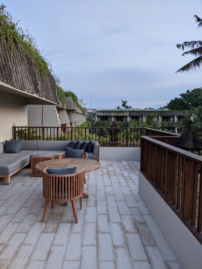 向こうの棟でもバルコニーでリラックスしている人がちらほら。