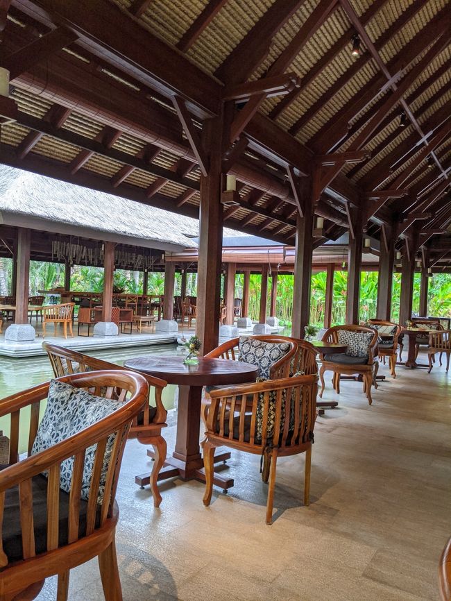 フロントで”エグゼクティブスイートでご予約頂いております”と言われた時、「ホントに泊まって良いんだぁ」とにやけた顔が隠せない私たち夫婦。（カッコ悪い）<br />15時のチェックイン時間頃に行きましたが、部屋の用意が出来ていなかった為クラブラウンジで待つ事に。