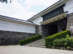 ●小田原城跡

常盤木門。
江戸時代の本丸の正面に位置する常盤木門。