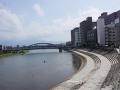 ●あゆみ橋から＠中央公園

狩野川にかかるあゆみ橋。
整備された川沿いは「風のテラス」と名前がついているそうです。
花火大会の時に有料の観覧席になるようです。