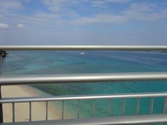 瀬底島の瀬底ビーチまで行ってみたのですが、手前からクローズになっていました。
建設中のヒルトンは、瀬底ビーチの真ん前に建てていて、かなりビーチに近い距離のホテルになる感じでした。
隣に別のホテルも建設中で、瀬底ビーチも賑わいそうな予感。

これは瀬底大橋からアンチ浜を写したもので、上から見るとかなりキレイな事が分かります。