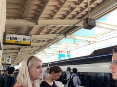 ☆2019年6月14日（金）

さて、自宅一泊（笑）の後は、乗継のため、成田空港へ向かいます。
早朝・・でもないのですが、節約コースで京成線のスカイアクセス線経由（スカイライナーではありませんけど、千葉県内は同じコースを走ります）で行こうと乗車していたら。。

なんとスカイアクセス線内で人身事故発生です！
丁度、分岐点の一つである青砥駅手前でその情報が流れてきたので、必然的に青砥で下されました。
青砥からは京成本線経由の成田空港行きも出ているのですが・・なんと、青砥駅にはスカイライナーから降ろされたお客さんもてんこ盛り。

で、やってきた京成本線の成田空港行きにぜーーんぶどどっと乗車。
車内はカオスです。
だって、大荷物をもった、2本分の列車のお客が乗り込んだのですからね。
こういう時はもたもたしないでちゃっちゃと奥に詰めて乗り込んじゃったほうが良いのはいつもの通勤テクニック。

大幅な遅れながら、なんとか成田空港には許容範囲内で到着しました。
でも、ここで大汗をかいたせいで、どっぷりと風邪が進行してしまいました。（涙）