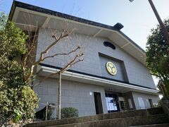 久能山東照宮博物館。徳川歴代将軍の武器や武具をはじめ、家康公の日常品など２０００点を収蔵する。スペイン国王から家康公に贈られた「洋時計」も展示してありました。