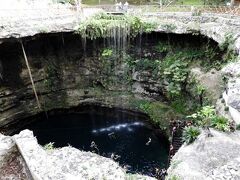 このセノーテは、「Cenote Saamal」。
ツアー参加者は救命胴衣を借り、水着に着替えて利用できます。
 