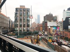 ビルの３階くらいの階段を昇るとニューヨークの街を下に見ながら散策ができます。完全歩道なので信号にひっかかることもなく安全です。右手に見えるのはマザーテレサとガンジーのカラフルな壁画