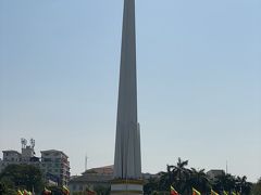 市庁舎の向かいにはマハバンドゥーラ公園が。
公園の中心にはミャンマーの独立記念塔がそびえ立ちますが、それ以外に特にこれと言ったものは無く…。
綺麗に整備された公園で市民の憩いの場って感じですね。
家族連れやカップルが楽しそうにしていました。
