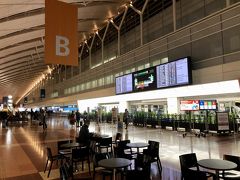 ANA BAGGAGE DROP（自動手荷物預け機）
で荷物を預ける。ほんとこれ便利

https://www.ana.co.jp/ja/jp/domestic/prepare/checkin/baggagedrop/

保安検査を受ける。

ブーツを履いているので脱がされる。
最近保安検査がますます厳しくなった。