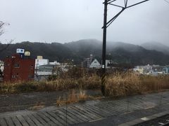 湯河原駅。箱根を超えてきた雪が舞っています。いつぞやの正月は雪で偉い目にあったな。