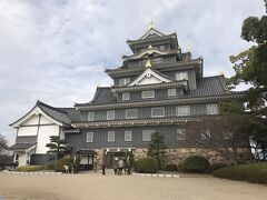 チェックアウト後、まずは岡山城へ。
天守閣は岡山空襲で焼失してしまったため、建物は鉄筋コンクリート。年始の準備の関係で天守閣の中はお休み！