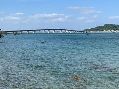 そのまま橋を渡って浜比嘉島へ来ました。
海の透明度がハンパない！！！