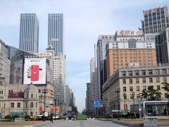 中山広場から人民路を望みます。

右に交通銀行(旧東洋拓殖)、左に中信銀行(旧中国銀行)。