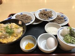 皿そば定食1,250円(税抜)

出石に本店を構えているお店のようで、期待していたのに・・・
とんだ期待ハズレ。

年末に出石で食べたそばとは雲泥の差。
本店もこのクオリティーだとしたら、大丈夫なの？！と余計な心配をしました。

せっかく、満腹でも頑張って来たのに、残念。
