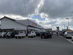 2019年12月31日。
私は前日が仕事納め、お昼まで最後の洗濯やらお掃除をして、福岡市内の自宅を出発！
有料道路を使わずに来ましたが、やはり混んでいて、14時前にようやく「牧のうどん」に到着です。お腹ぺっこぺこ。
久しぶりの唐津方面なので、せっかくグルメで、牧のうどんの加布里本店に行きました。