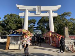 そして9時から、マイクロバスに乗って唐津市内の3つの神社を巡る、三社詣のツアーに参加しました。
九州では、お正月の初詣に3つの神社に詣でる風習があります（福岡は特に強い）。佐賀もそうなのかな？　ま、私の実家は1か所派でしたが。
まずはホテルから数分の、唐津神社！