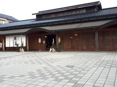 ここはまだ新しい施設なのかな？
宿に泊まらなくても温泉が楽しめる場所。
無料の足湯もあります。