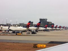 7時32分、アトランタ国際空港に着陸、デルタ航空の機体が整列しています。