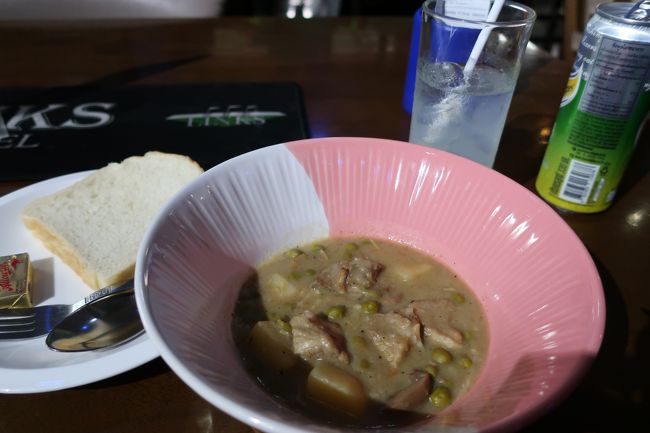 Linksゴルフバーに帰ってから、競技会成績発表。<br />毎回、スナック的な料理が無料でふるまわれる。