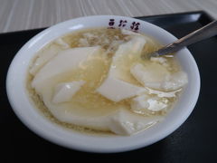 お昼ごはんを食べて大満足したはずなのに、行く道に豆花荘があり、メニューだけ見ようと思ったのですが、結局入ってしまいました（笑）
豆花荘
No. 49號, Ningxia Road, Datong District, Taipei City, 台湾 103
+886 2 2550 6898
https://maps.app.goo.gl/E6WaeFrFMLDNBPJt6

この日は暑かったので檸檬シロップにしてみました。
値段うろ覚えやけど、40台湾ドルくらいやった気がします。
さっぱりしていて(ﾟдﾟ)ｳﾏｰ