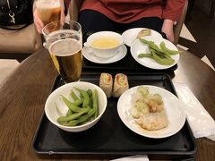 機内食があるのでおつまみ程度に少しだけ。