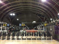 地下鉄パディントン駅の改札を出て
エスカレーターで上がったら
鉄道のパディントン駅でした

地下鉄駅から鉄道駅までは
かなり距離があるとのことで
早めにホテルを出ましたが
今回の経路ではとても近く感じました

パディントン駅はとても大きい駅です