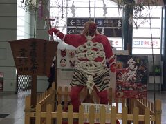 年始からバタバタ続きで、PC開いて真面目にメール対応してたら、恒例の富士川陸橋での富士山撮影も忘れてて、もう最初の目的地の豊橋駅に到着(^_^;)

何度か乗り降りしてるけど、ちょうどお祭りの時期なんか、こんなオブジェが…