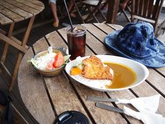 まだ30分ありますのでここのカフェ、ハートロックカフェでご飯をいただくことにします。
メカジキカレーとアイスコーヒーを注文。
時間があまりないので急ぎ食べて1時に出発です。