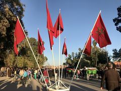 「ジャマ・エル・フナ広場（Place de Jama-el-Fna）」へ。

この「フナ広場」は、旧市街メディナにある広場。
ホテルからすぐの距離！

この広場はアラビア語で「死人の集会場」を意味し、かつては公開処刑場があった場所としても知られています。
2009年にはユネスコの無形文化遺産に登録されました。
