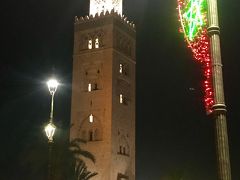 クトゥービア・モスクがライトアップされて、キレイだね～！

街頭には、モロッコの国旗だ★

あと２日間あるけど、この混沌とした雰囲気に馴染めるかなぁ？