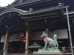 こちらが御本殿！

正式の寺号は妙厳寺（みょうごんじ）。詳しくは「円福山 豊川閣 妙厳寺」（えんぷくざん とよかわかく みょうごんじ）と称する寺院で、境内に祀られる秘仏「豊川吒枳尼真天（だきにしんてん）」の稲穂を担いだ姿などから、一般には「豊川稲荷」の名で呼ばれるようになったらしい。

豊川稲荷 
https://www.toyokawainari.jp/