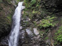 浪板不動滝

鯨山神社の奥にある滝です。雨足が弱まらないため、傘をさして歩ける林道を迂回して下山したので立ち寄ることが出来ました。


浪板不動滝：
鯨山神社：http://www.ganshinsei.jp/ootutichou/657kujirayamajinja.html