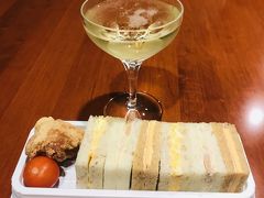 Sさんと話が弾み、そのままホール内へご一緒しました。

カフェカウンターでサンドイッチ５００円とスパークリングワイン６００円をいただいて腹ごしらえ|(￣3￣)|