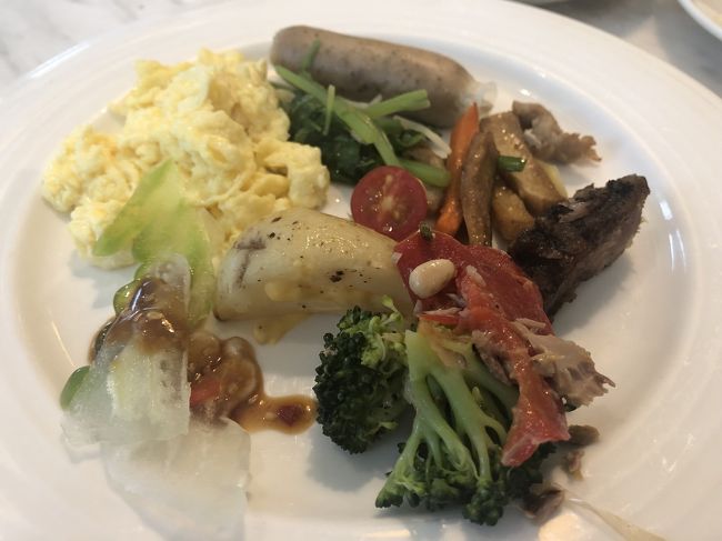 2日目です。<br />宿泊した【アンビエンスホテル】は、<br />美味しい朝食がつきました。<br />パンやご飯、お粥、美味し野菜などなど…<br />ゆっくり目に起きて8時半頃利用しましたが、結構混んでいました。