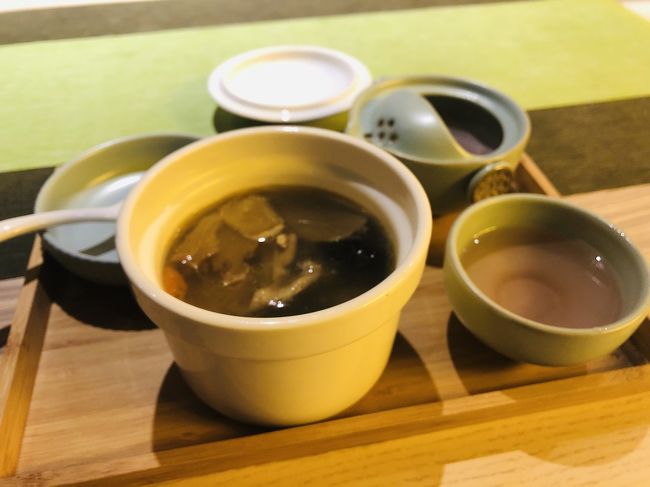 マッサージ後は、<br />お茶と薬膳スープをいただきました。<br />鶏肉が沢山入っている、身体に良いスープ(^-^)