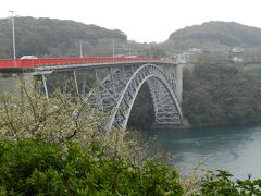 「西海橋」は全長が約316mあり、1955年に完成したアーチ橋です。
均整のとれた美しい形ですねっ！