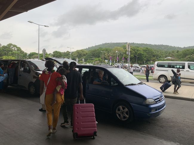 (6)マダガスカルアンタナナリボの町歩きから、うーん、また遅延？もう慣れましたw編→https://4travel.jp/travelogue/11586507/からの続きです<br /><br />フランスの海外県マヨットの国際空港であるザウジ空港の前からは、すぐ前からシェアタクシーが頻発しています<br />こちらは満席とのことで